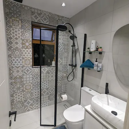 Modern & Cosy 1 Bed Maisonette - Close To Salina Bay